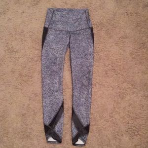 Lululemon crop sz 4 black and white mesh detail